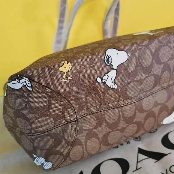COACH X PEANUTS CITY TOTE IN SIGNATURE CANVAS WITH SNOOPY - Picture 7 of 7